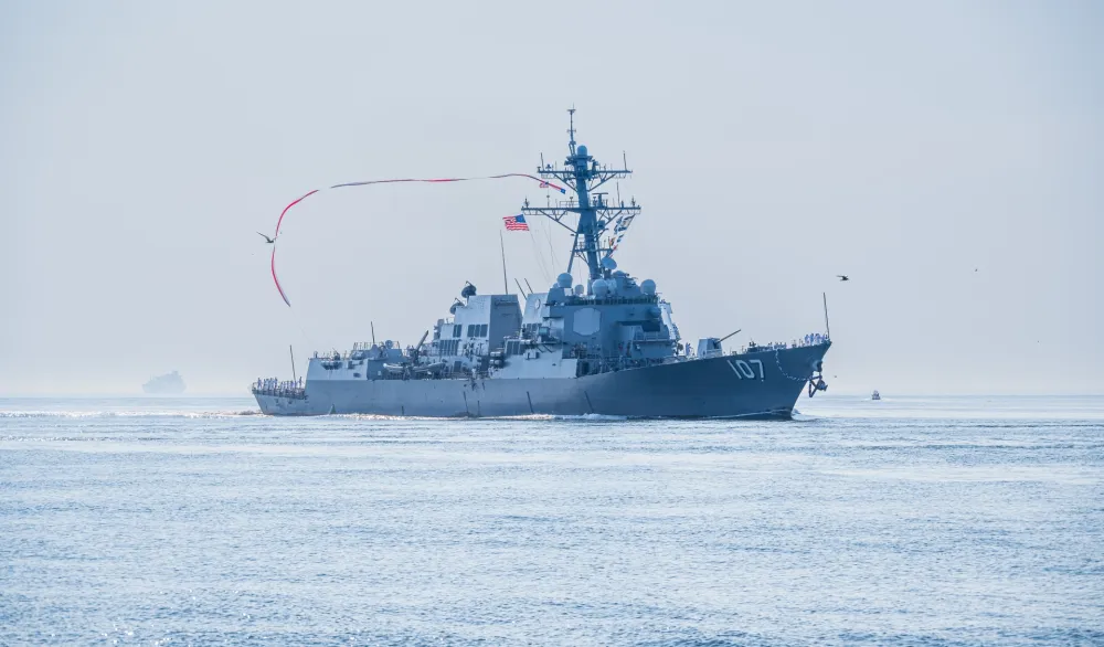 Tramp rasporedio naoružane razarače