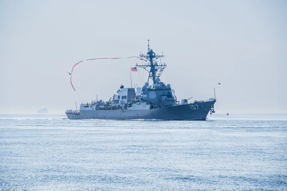 Tramp rasporedio naoružane razarače