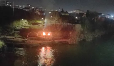 Zapalio se bar na Skalinama