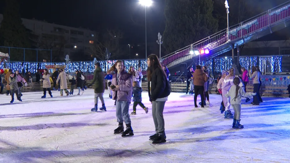 Zimska zabava i rekreacija: Podgoričko klizali&scaron;te privlači veliki broj posjetilaca