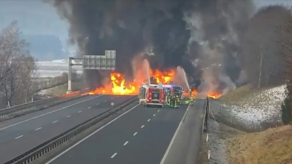 Sudar kombija i cisterne Petrola u Sloveniji izazvao veliki požar, zatvoren autoput u oba smjera