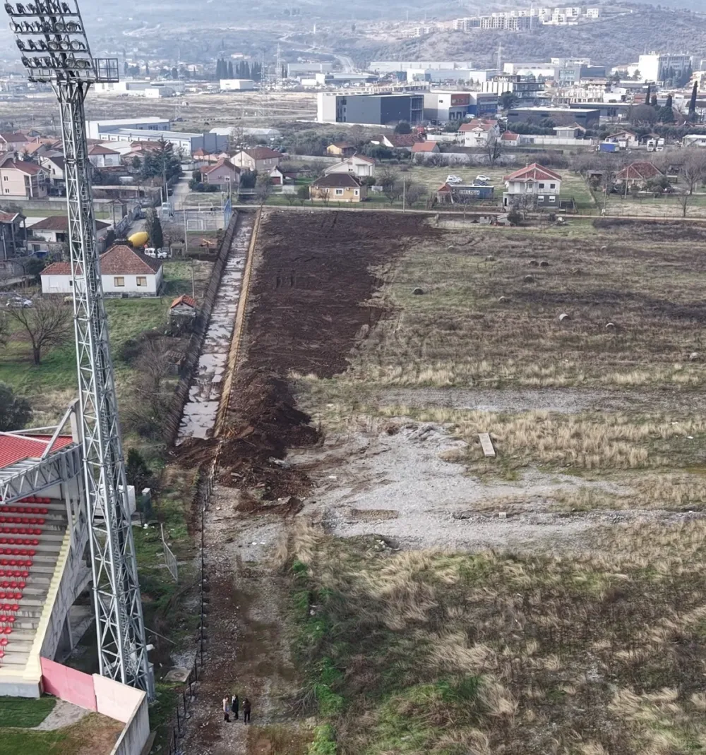 Reflektor stadiona DG Arena i dalje u kanalu