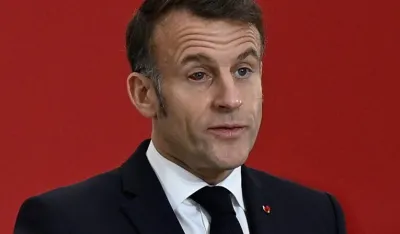 Makron se pred vojnicima pojavio s krvavim okom