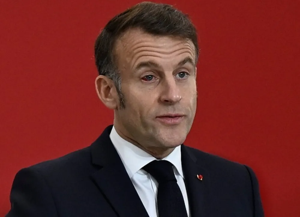 Makron se pred vojnicima pojavio s krvavim okom