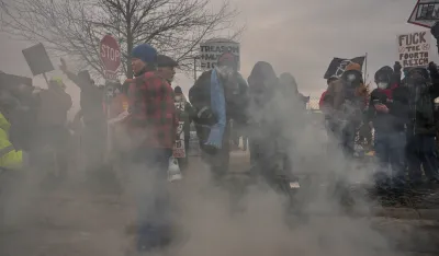 (FOTO) Policija upotrijebila suzavac i &scaron;ok-bombe protiv demonstranata u Mineapolisu