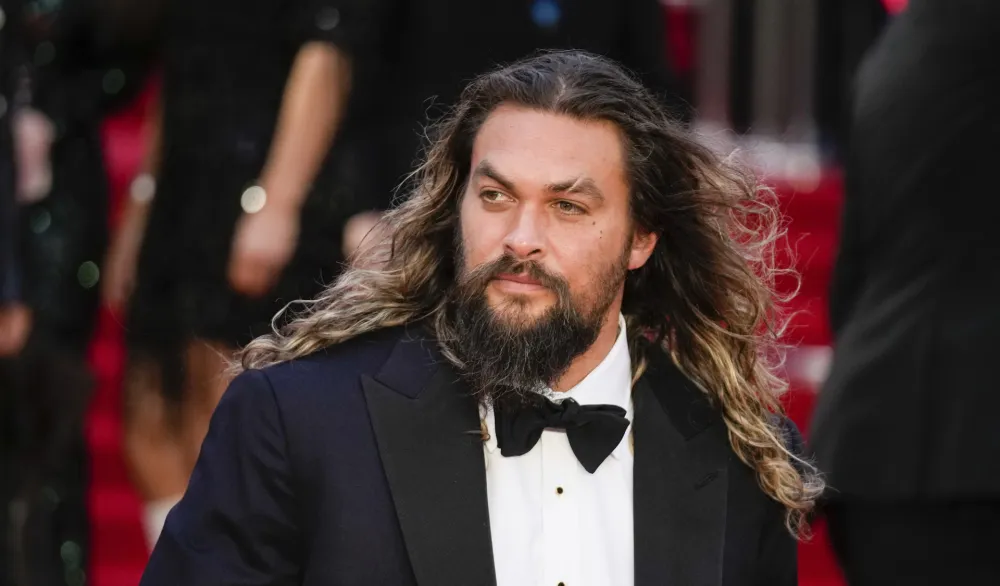 (FOTO) Džejson Momoa uživa u ljubavi sa 13 godina mlađom glumicom