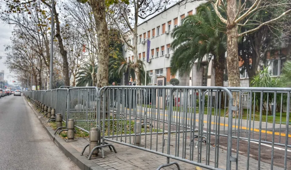 Za&scaron;titne ograde oko državnih institucija postale stalni inventar: Ograđeni od naroda