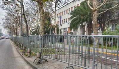 Za&scaron;titne ograde oko državnih institucija postale stalni inventar: Ograđeni od naroda