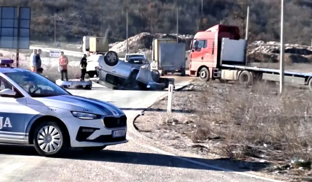 Nik&scaron;ić: Težak udes na magistrali Nik&scaron;ić&ndash;Vilusi, vozilo zavr&scaron;ilo na krovu