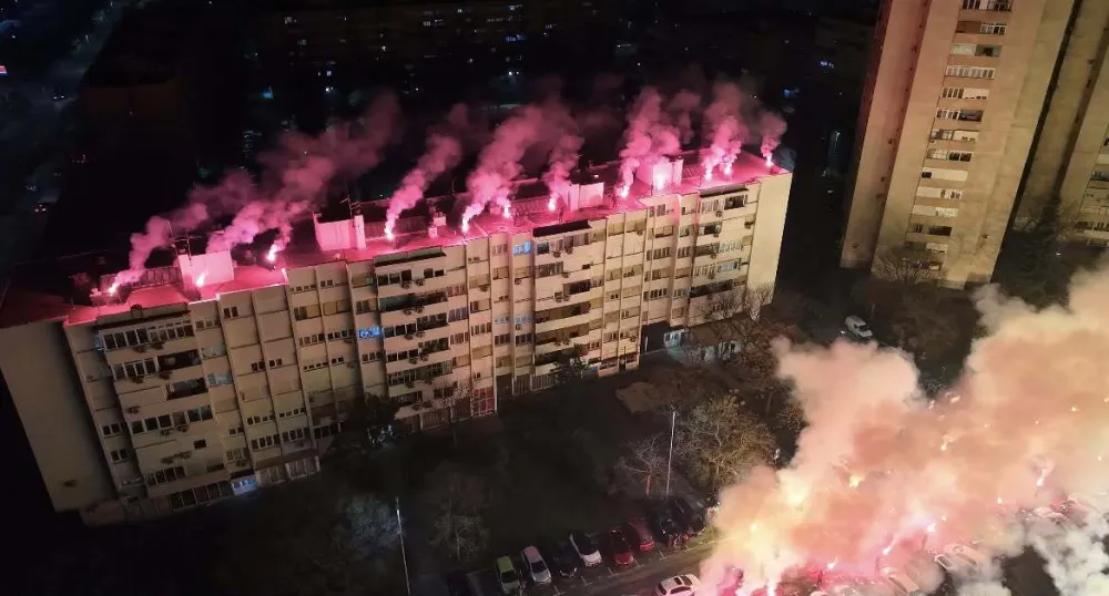 "Nenade, živi&scaron;": Bakljadom obilježili treću godi&scaron;njicu smrti druga kojeg su talasi odvukli u more