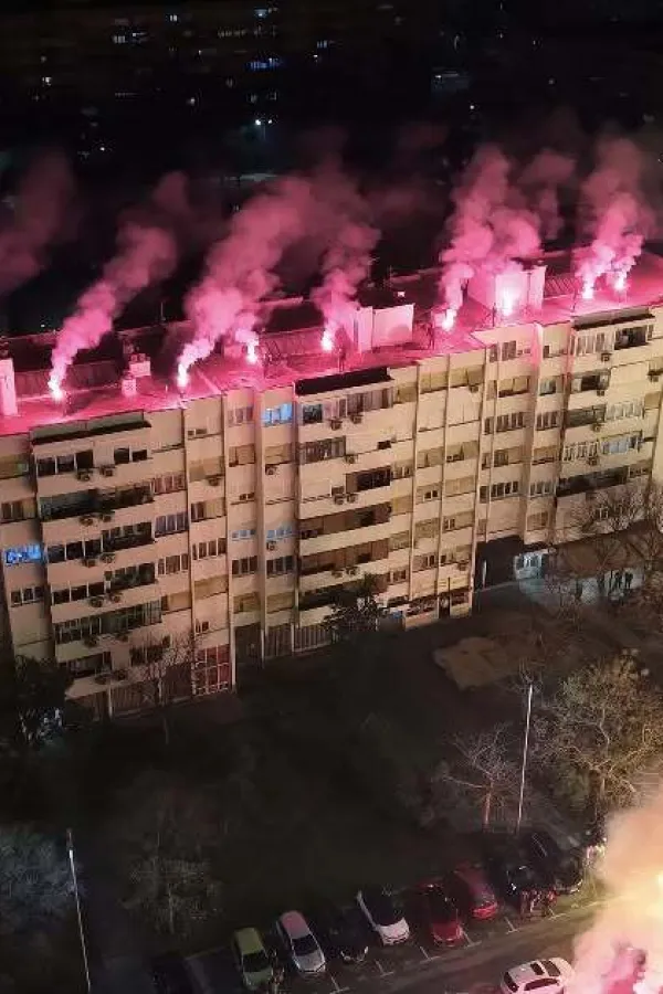 "Nenade, živi&scaron;": Bakljadom obilježili treću godi&scaron;njicu smrti druga kojeg su talasi odvukli u more