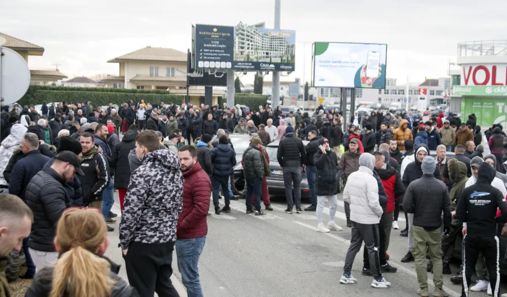 Blokiran kružni tok ka Aerodromu Podgorica, policija obezbjeđuje alternativne putne pravce