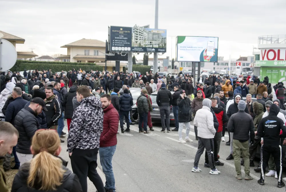 Blokiran kružni tok ka Aerodromu Podgorica, policija obezbjeđuje alternativne putne pravce