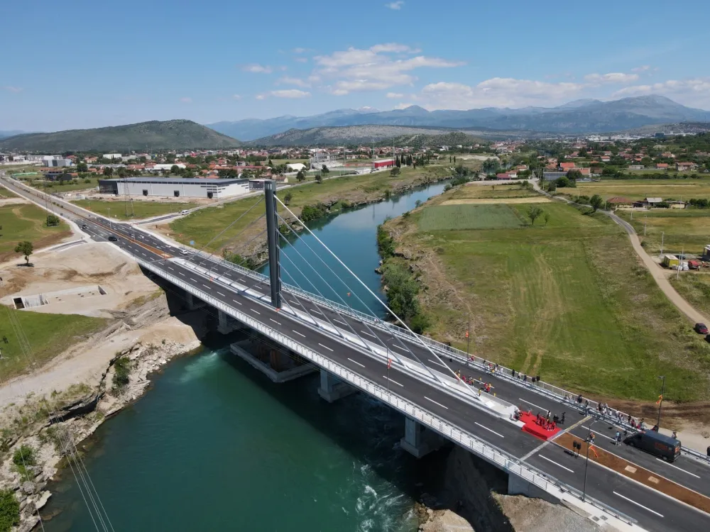 Uhap&scaron;eni Budvanin i Podgoričanin zbog vožnje suprotnom trakom na Bulevaru Luča