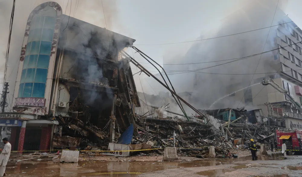(FOTO) Požar u tržnom centru u Karačiju: Jedanaest mrtvih, vi&scaron;e od 60 nestalih