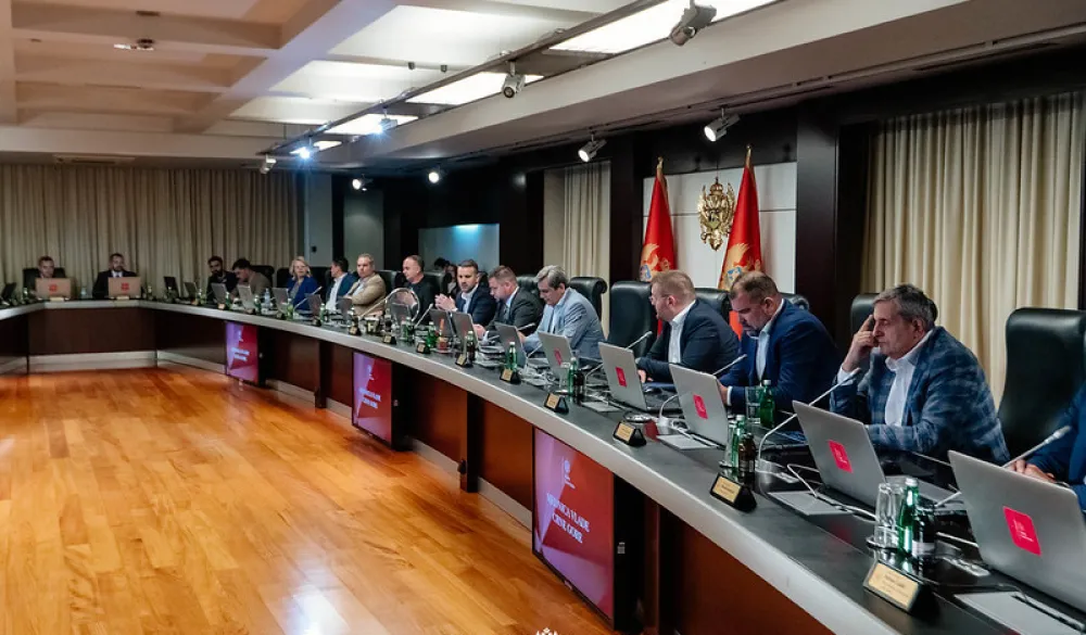 Na sporne ugovore o djelu centralna administracija u decembru dala 3,6 miliona