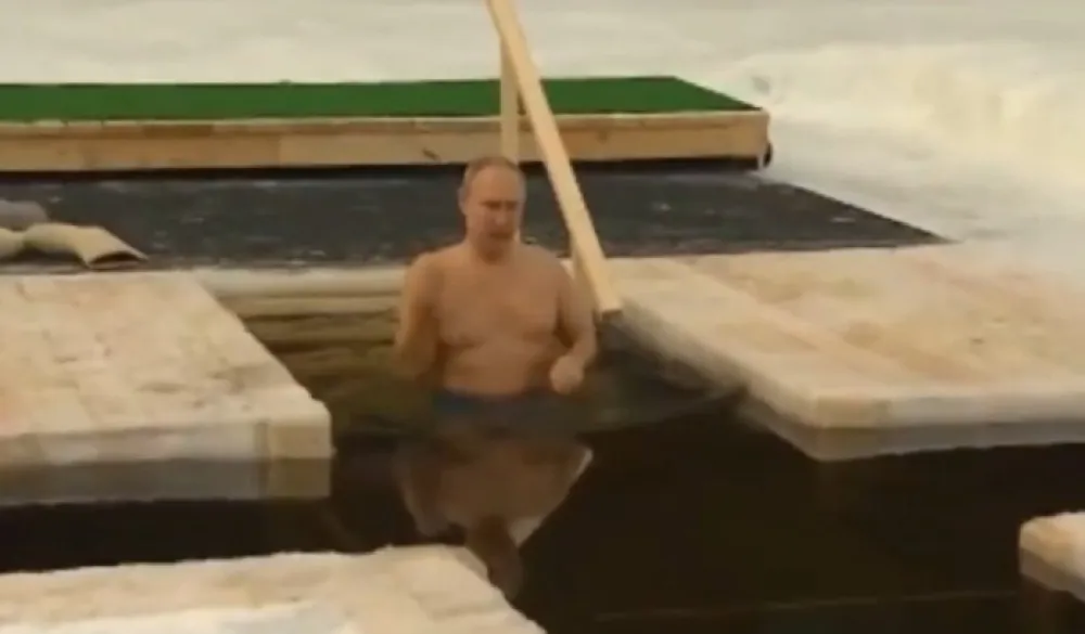(VIDEO) Putin se tradicionalno okupao u ledenoj vodi za Bogojavljanje