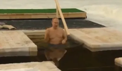 (VIDEO) Putin se tradicionalno okupao u ledenoj vodi za Bogojavljanje