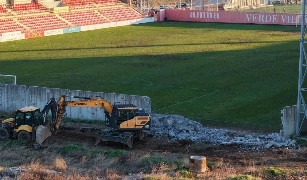 Порушен дио ограде 