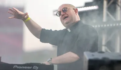 (VIDEO) Padre Giljerme postao svjetska senzacija: DJ sve&scaron;tenik koji puni trgove i festivale