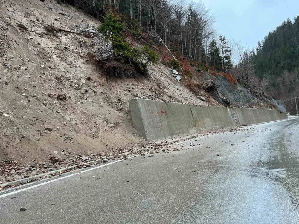 Kolovozi suvi, mjestimično poledica, mogući sitniji odroni