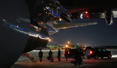 Drama iznad Atlantika: Trampov avion koji je poletio ka Davosu zbog kvara morao da se vrati u Merilend