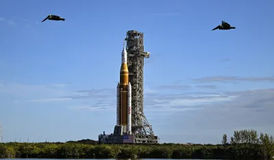 Proces transportovanja rakete za misiju sa posadom Artemis II odvija se na Kosmičkom centru Kenedi u Kejp Kanaveralu, Florida, u subotu, 17. januara 2026.