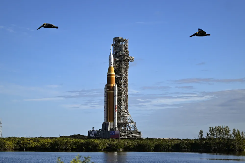 Proces transportovanja rakete za misiju sa posadom Artemis II odvija se na Kosmičkom centru Kenedi u Kejp Kanaveralu, Florida, u subotu, 17. januara 2026.