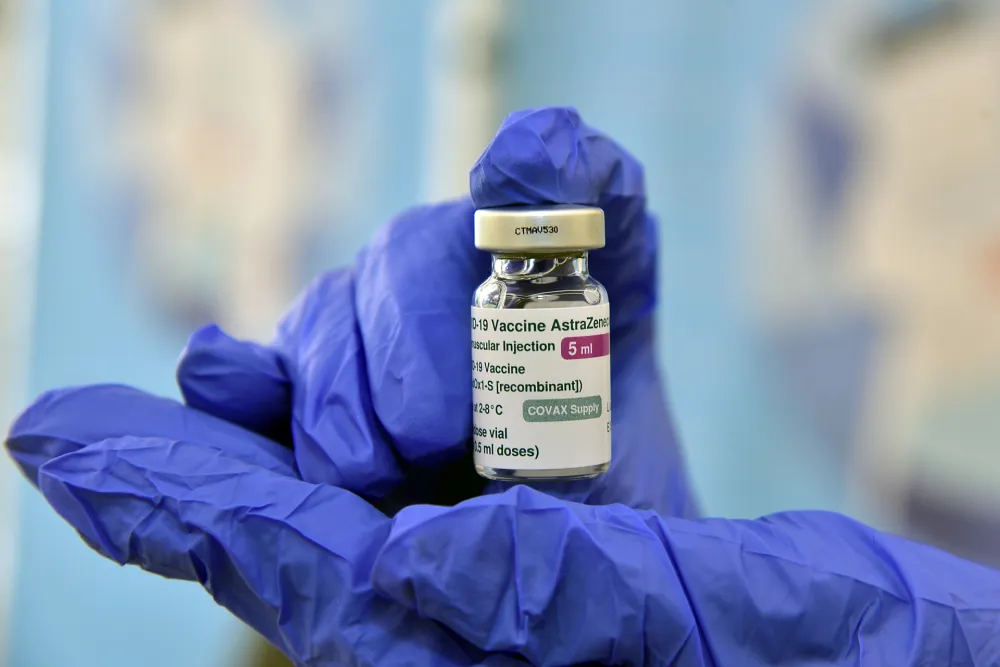 Vakcina Astra Zeneka ostala u upotrebi uprkos hiljadama prijava srčanih oboljenja