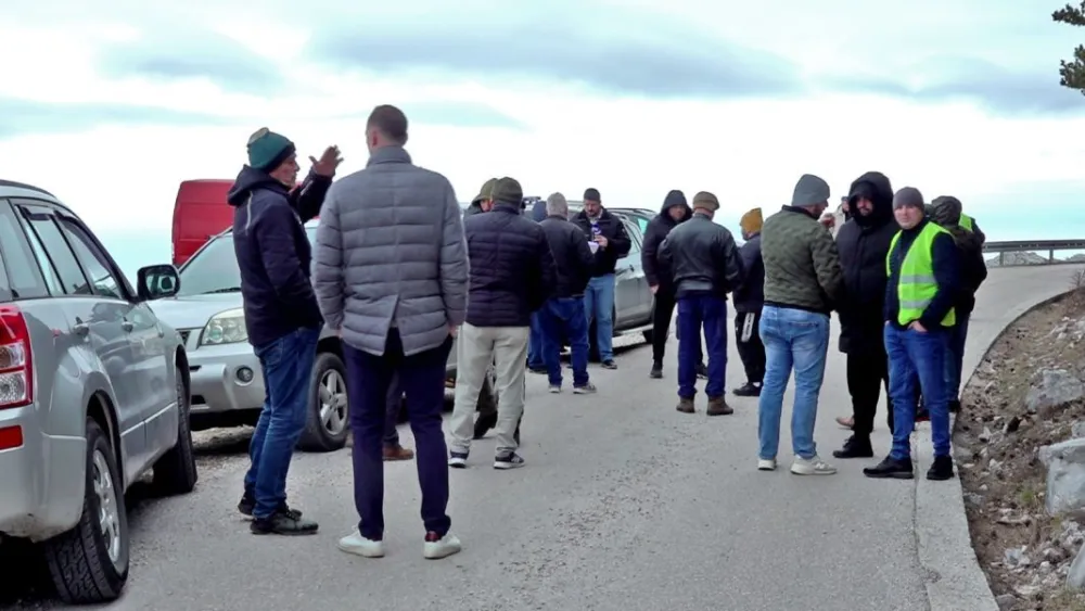 Zbog dugogodi&scaron;njeg neulaganja u infrastrukturu, mje&scaron;tani Ubala blokirali put ka deopniji