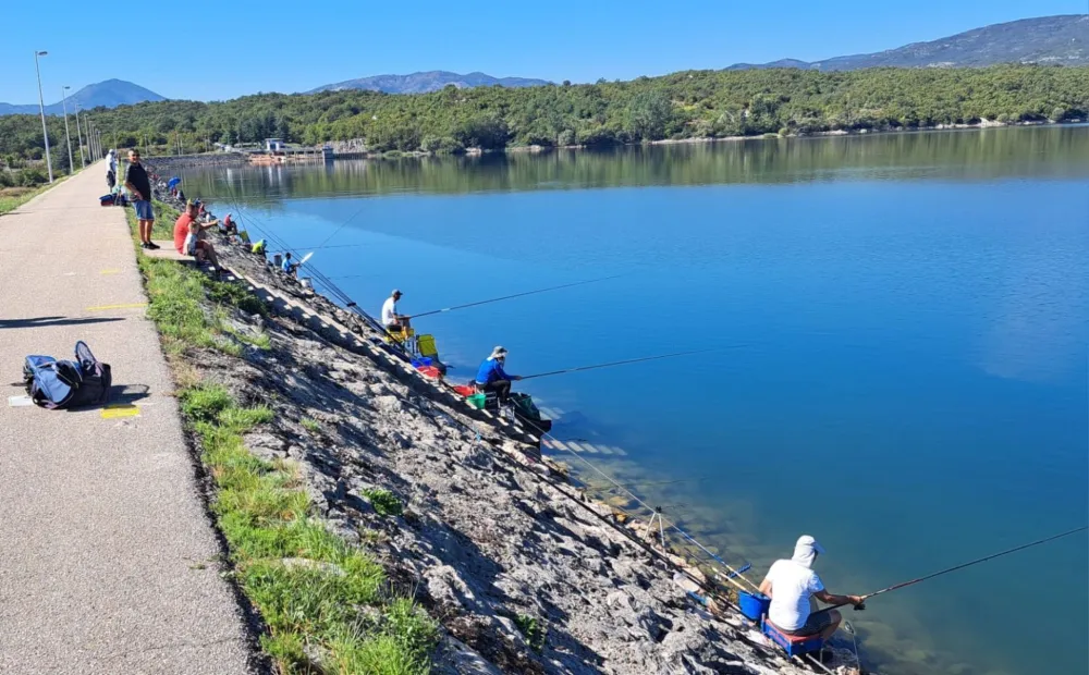 Otpad sa splavova so na ranu Slanog jezera