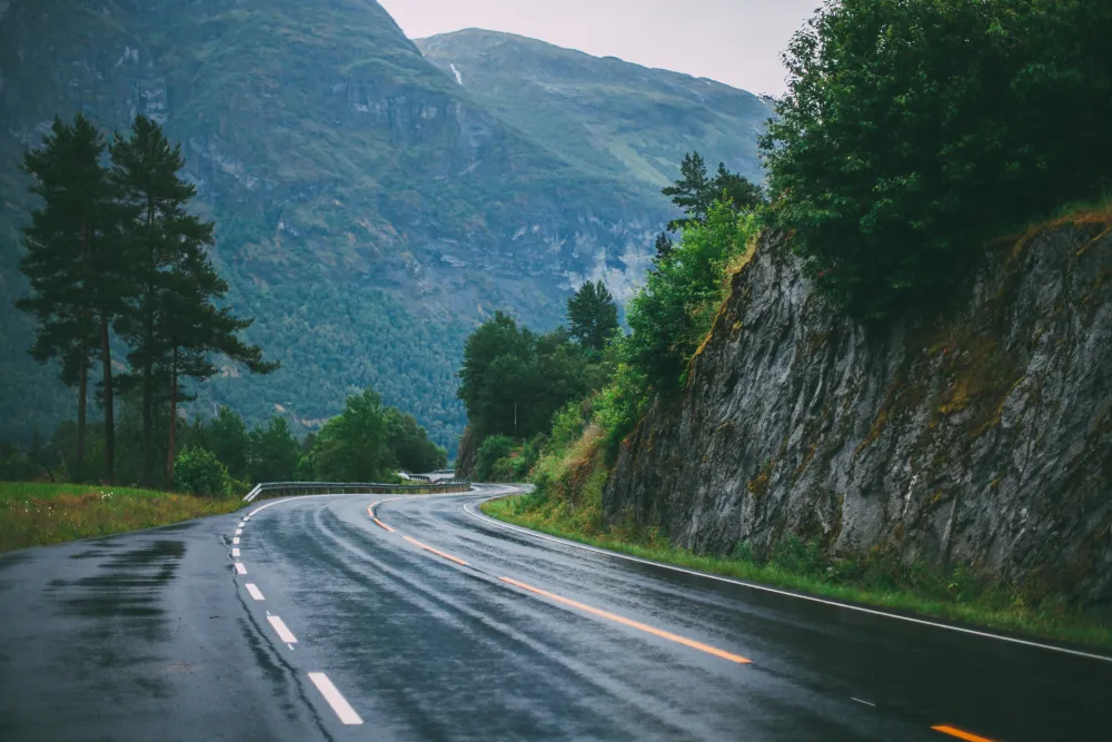 Putevi mokri, na sjeveru ima poledice
