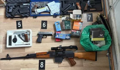 (FOTO) Akcija policije: Oduzeto 14 komada oružja, snajper, preko 500 komada municije, 33 pakovanja kokaina