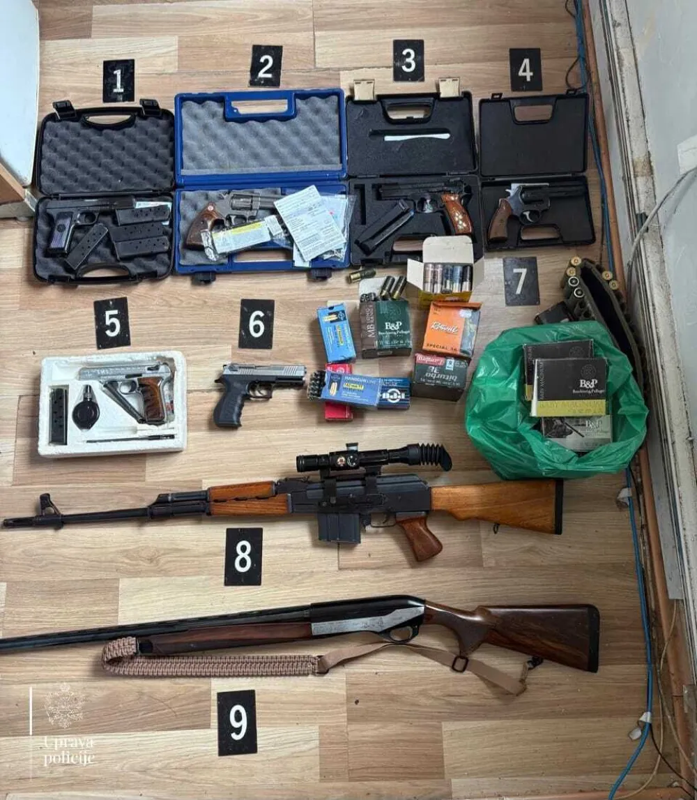 (FOTO) Akcija policije: Oduzeto 14 komada oružja, snajper, preko 500 komada municije, 33 pakovanja kokaina