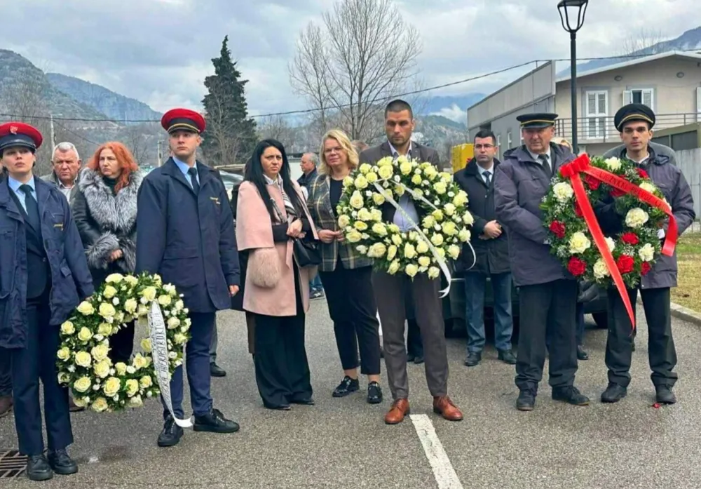 Polaganjem vijenaca, obilježene dvije decenije od željezničke tragedije na Bioču