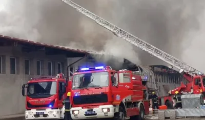 (VIDEO) Veliki požar u industrijskoj zoni u Novom Pazaru