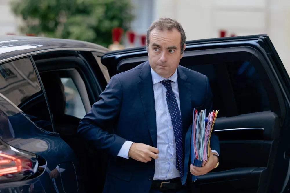 Francuski premijer planira malu rekonstrukciju vlade posle usvajanja budžeta