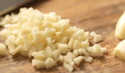 &Scaron;ta se događa s va&scaron;im tijelom kada jedete sirovi bijeli luk