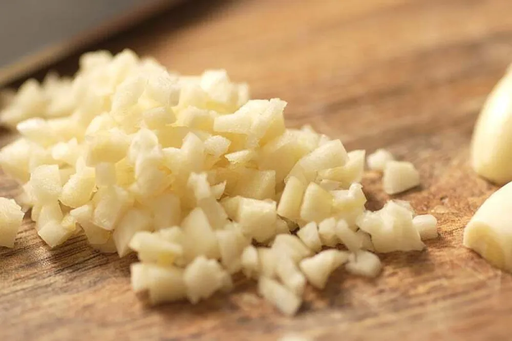 &Scaron;ta se događa s va&scaron;im tijelom kada jedete sirovi bijeli luk