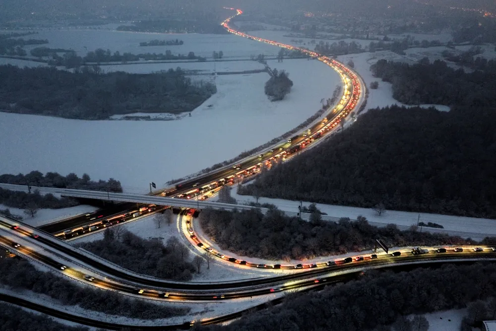 Snijeg okovao Njemačku: Saobraćajni kolaps i prekid nastave