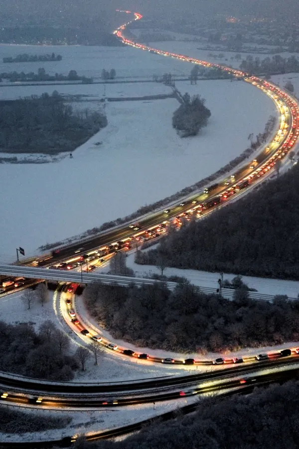 Snijeg okovao Njemačku: Saobraćajni kolaps i prekid nastave