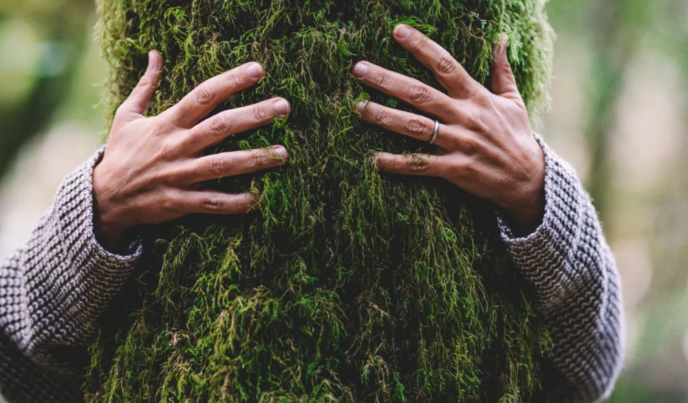 (VIDEO) Zagrlila drvo i u&scaron;la u Ginisovu knjigu rekorda