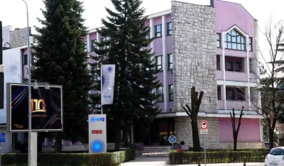 Planom javnih nabavki EPCG osim za vozila izdvaja i za ketring: Uz hranu i piće, trguju i duvan