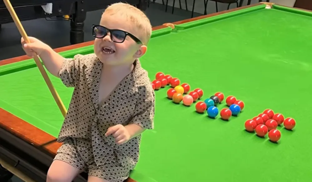 (VIDEO) Majstor za bilijar i snuker: Dvogodi&scaron;njak oborio dva Ginisova rekorda