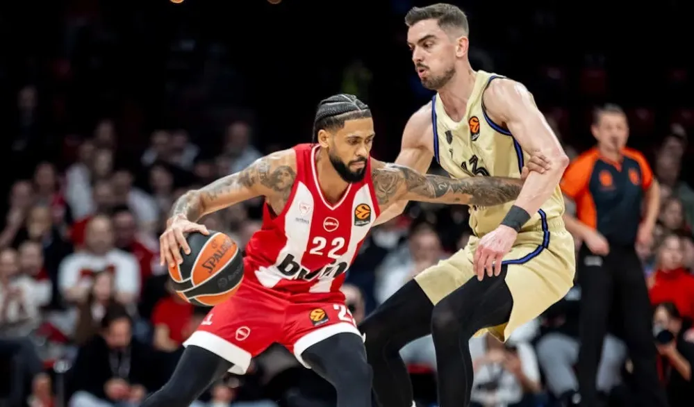 Са меча из Атине