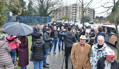 Počela sjednica Predsjedni&scaron;tva DNP, grupa građana okupila se da bi pružila podr&scaron;ku Kneževiću