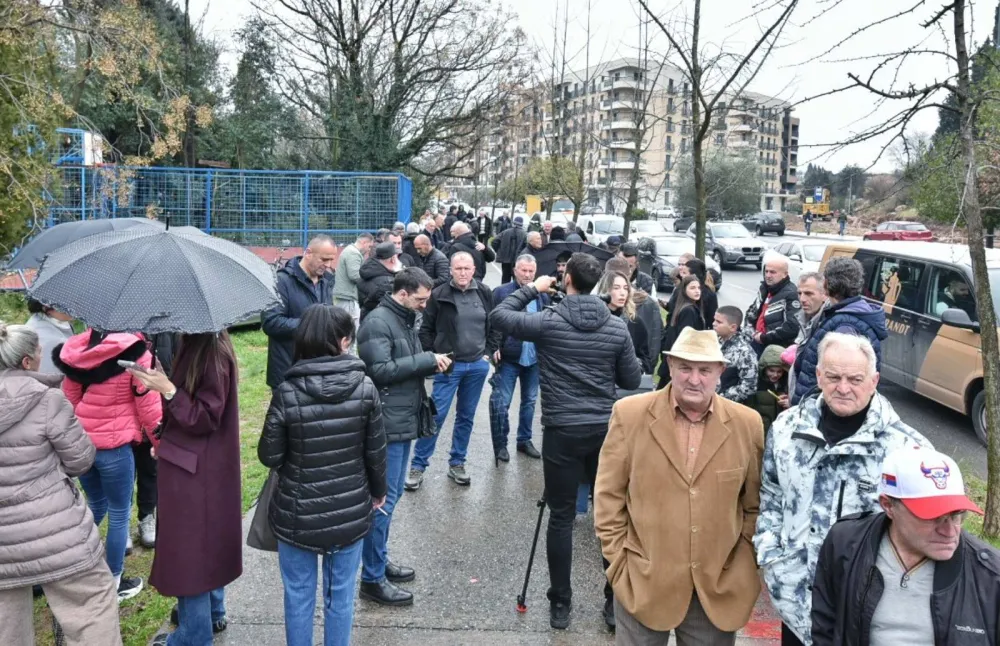 Počela sjednica Predsjedni&scaron;tva DNP, grupa građana okupila se da bi pružila podr&scaron;ku Kneževiću