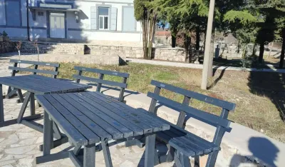 Eko klupe i stolovi u O&Scaron; &bdquo;Bo&scaron;ko Radulović&rdquo; u Komanima