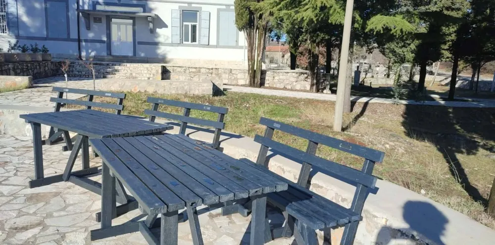 Eko klupe i stolovi u O&Scaron; &bdquo;Bo&scaron;ko Radulović&rdquo; u Komanima