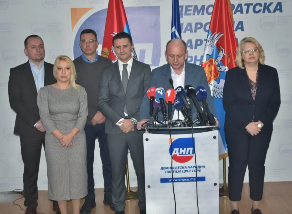 Vladu okrznuli, Podgoricu oborili, Mandića zamislili